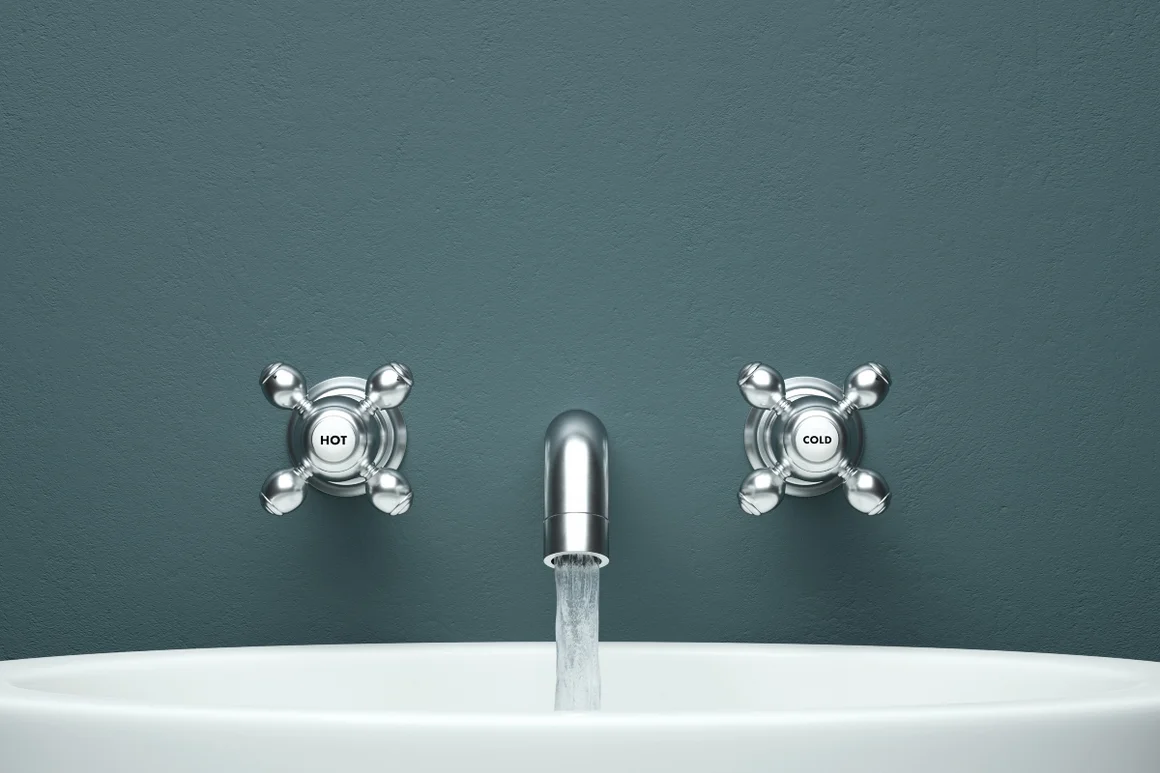 Wasserhahn mit fließendem Wasser